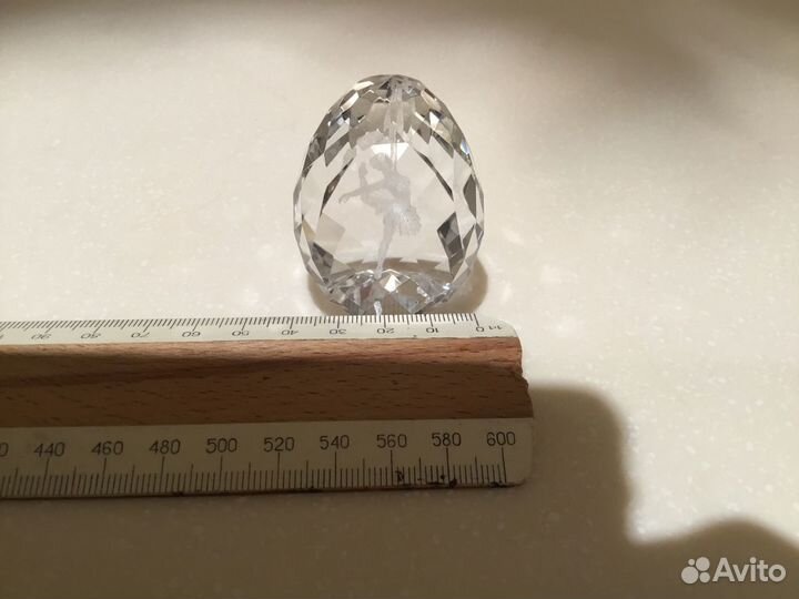 Хрустальное яйцо с фигурками внутри