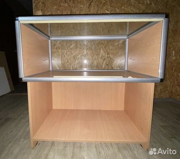 Стеклянная витрина для магазина