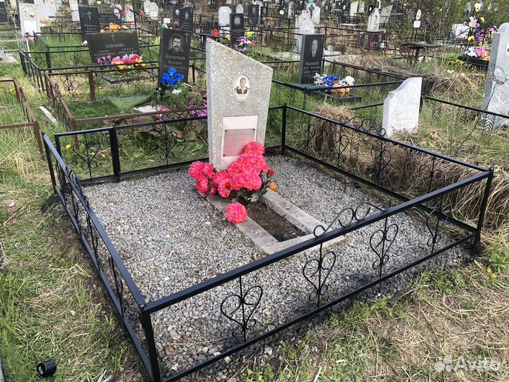 Покраска оградки на кладбище, уборка