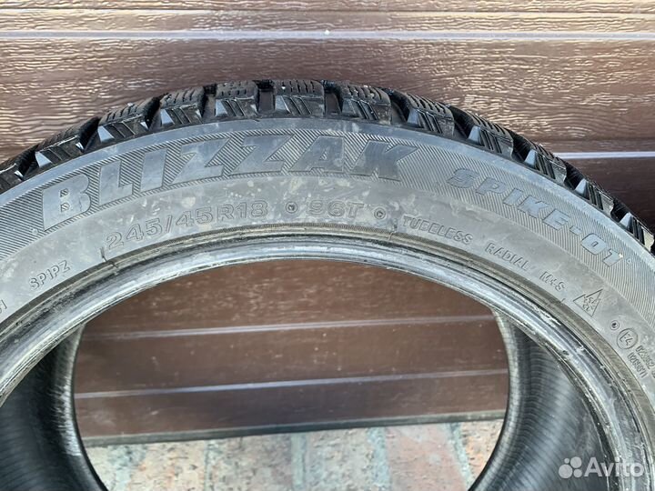 Bridgestone Blizzak Spike-01 245/45 R18 96T