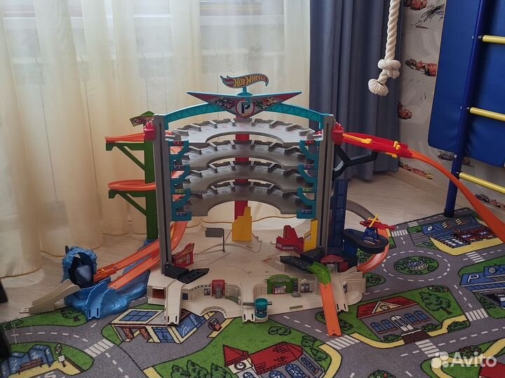 Hot wheels трек стоянка 4 уровня