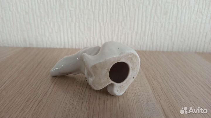 Фарфоровая статуэтка белый медведь