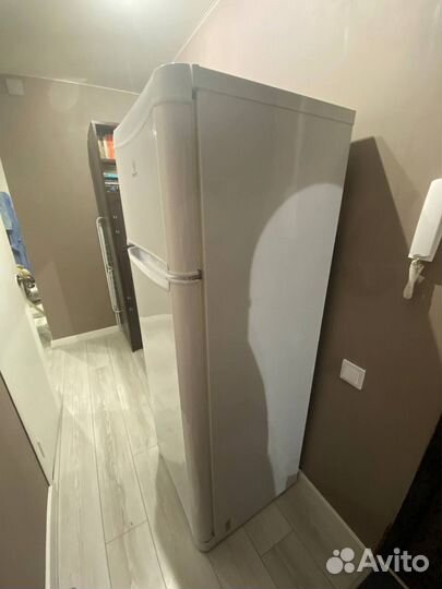 Холодильник б/у indesit