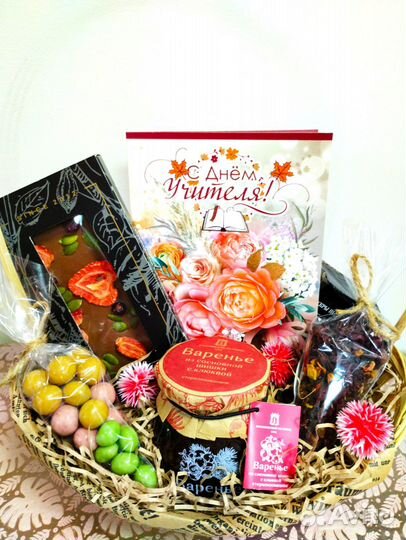 Подарочная корзина на День учителя с вкусняшками
