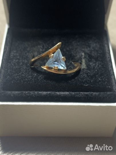 Золотое кольцо с на топазом
