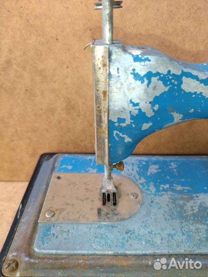 Игрушечная швейная машина