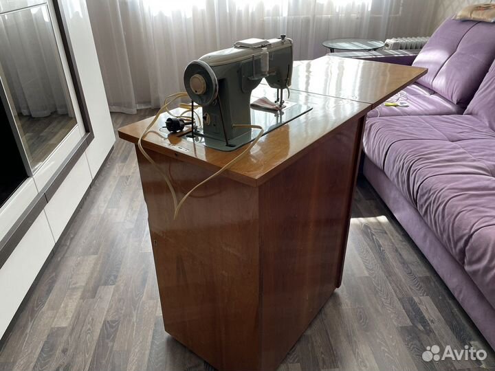 Чехословатская швейная машина LADA 237