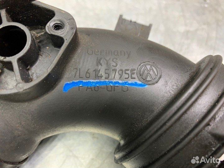 Патрубок интеркулера Volkswagen Touareg 2002-2010