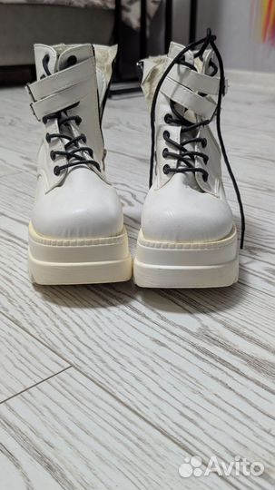 Белые ботинки на платформе