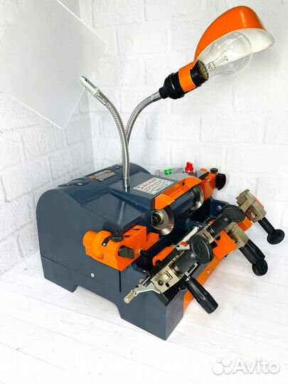 Станок KeyWorld 100F для нарезки ключей