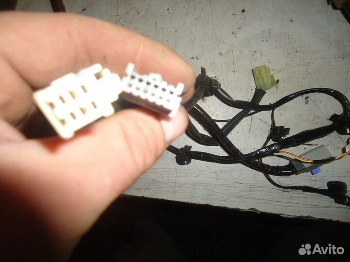 Электропроводка двери багажника (Subaru Outback)