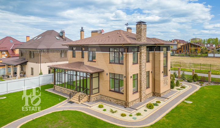 Дом 305 м² на участке 16,7 сот.