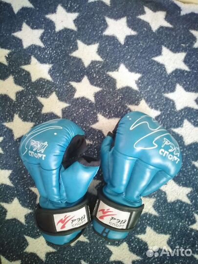 Шлем и перчатки для единоборств