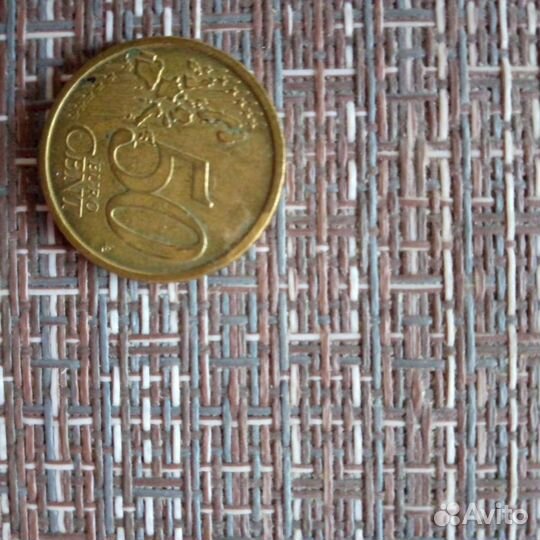 Монета в 50 центов и 25 р