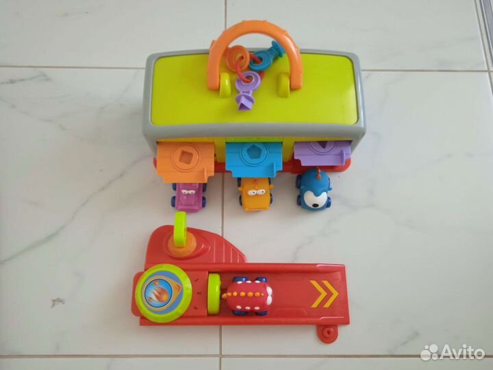 Гараж с машинками и аттракцион