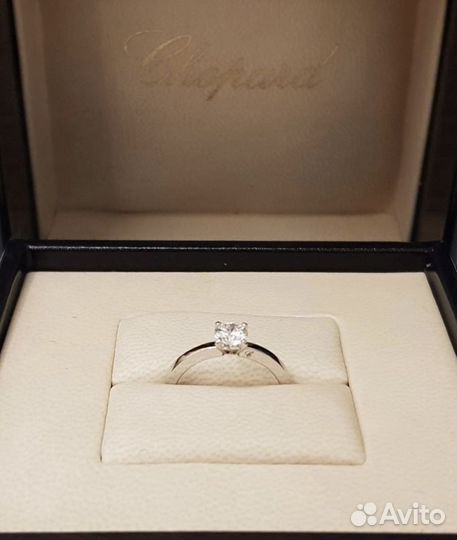 Золотое помолвочное кольцо Chopard с муассанитом