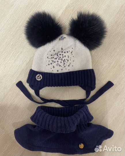 Шапка и манишка для девочки