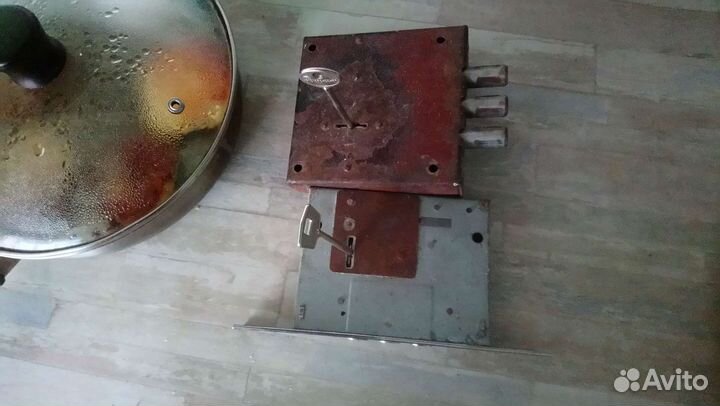 Замок дверной бу два мощных