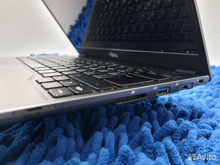 Ноутбук Fujitsu i7 12Gb 512SSD вес 900 гр., Япония