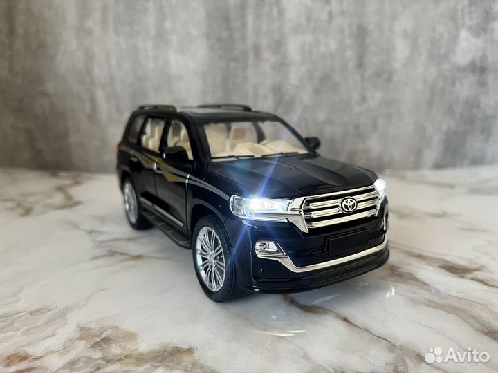 Модель toyota land cruiser 200 1:24