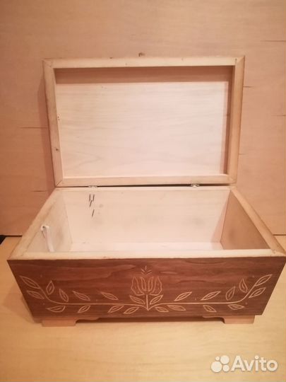 Большая старинная деревянная шкатулка