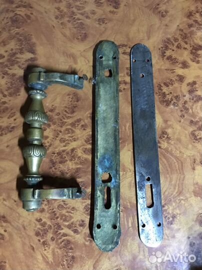 Старая латунная дверная ручка