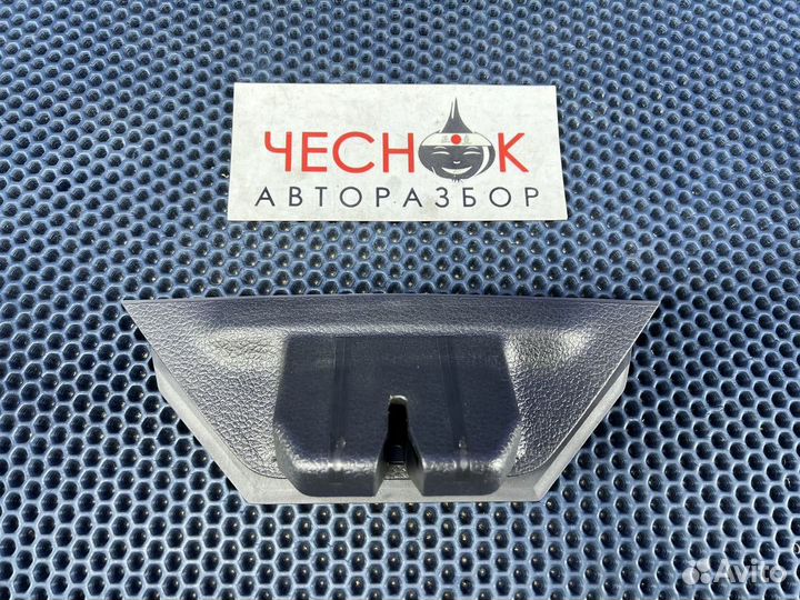 Кожух замка багажника накладка Touareg NF FL