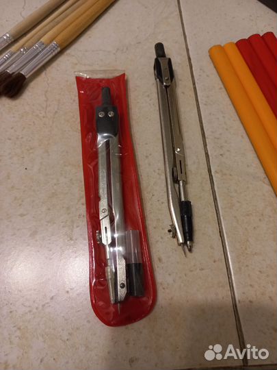 Карандаши простые,кисточки,циркуль