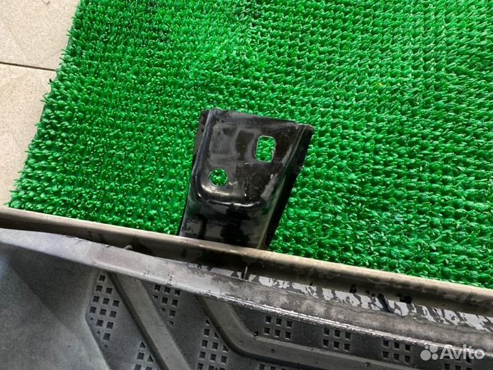 Кронштейн подножки прав. Toyota Sequoia