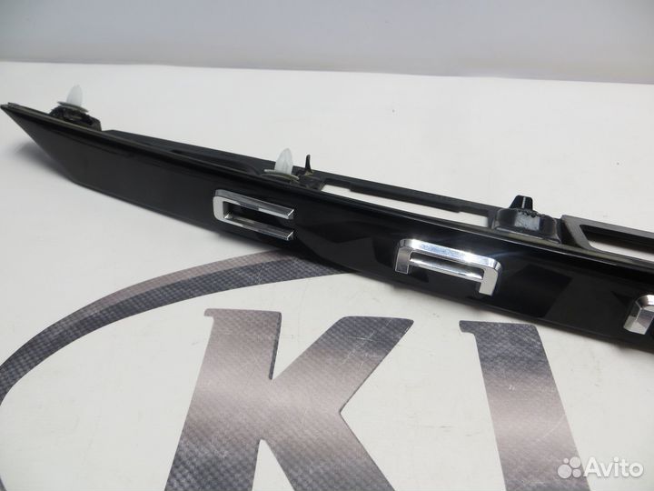 Накладка крышки багажника Toyota Camry V70