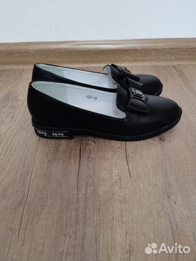 Продам туфли для девочки р. 35