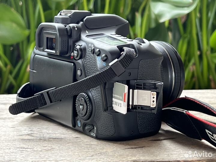 Зеркальная фотокамера Canon