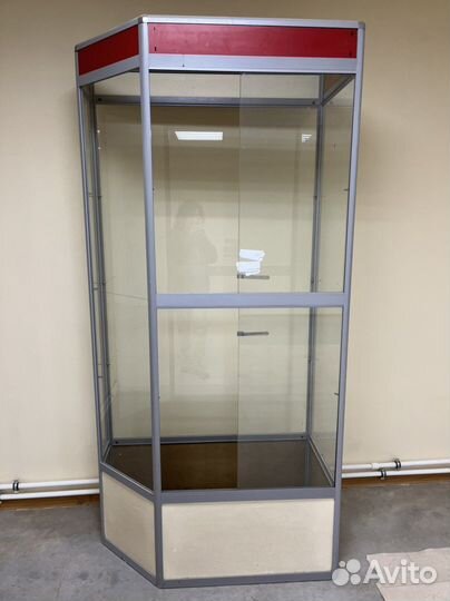 Стеклянный шкаф