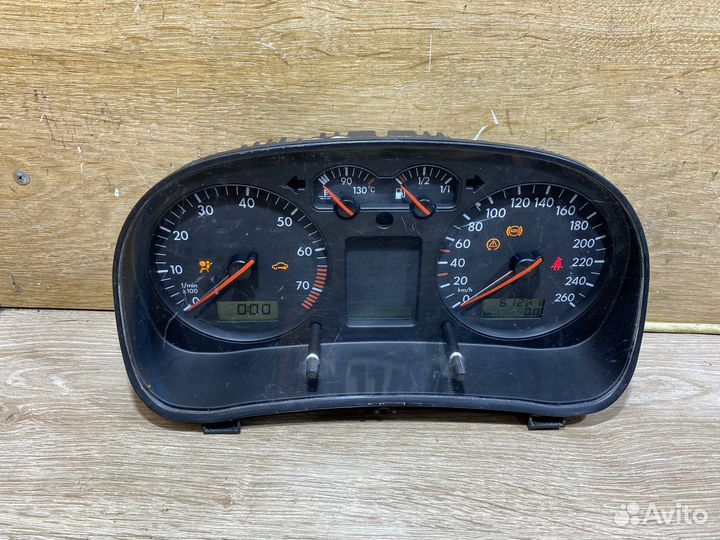 Панель приборов Volkswagen Golf 4 бензин 1121143