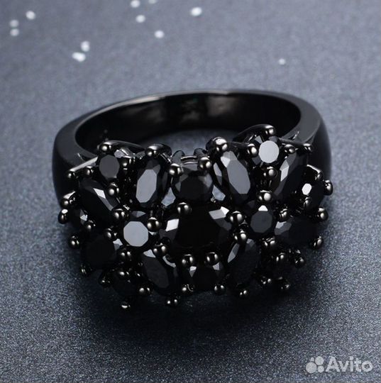 Модное черное женское кольцо со стразами