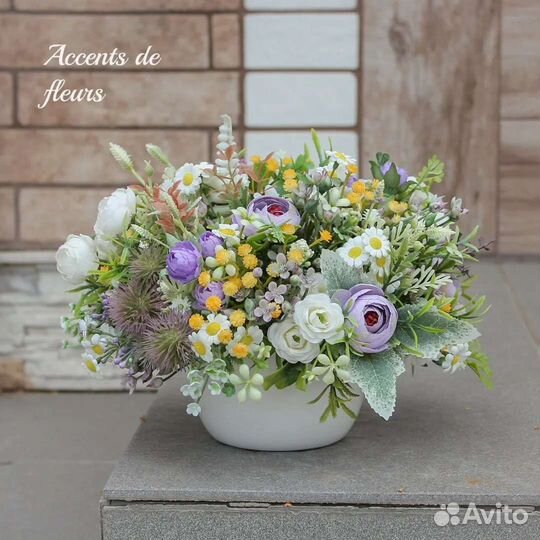 Декор для дома. Искусственные цветы в вазе