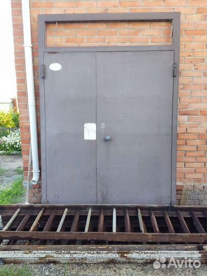 Дверь двустворчатая металлическая входная