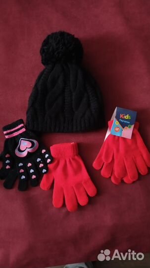 Пакетом Шапка и 3 пары перчаток