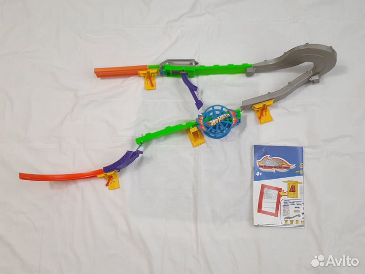 Hot Wheels - 19 машинок и 5 треков (3 настенных)