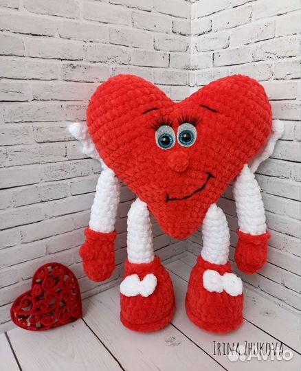 Сердечко с ручками и ножками. Вязаная игрушка