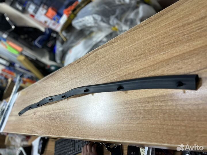 Уплотнитель панели капота Mitsubishi Lancer