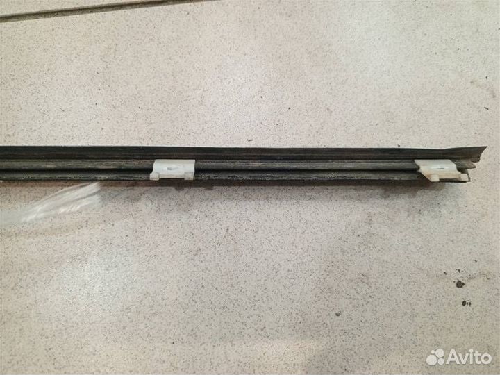 Накладка стекла переднего левого (бархотка) Toyot