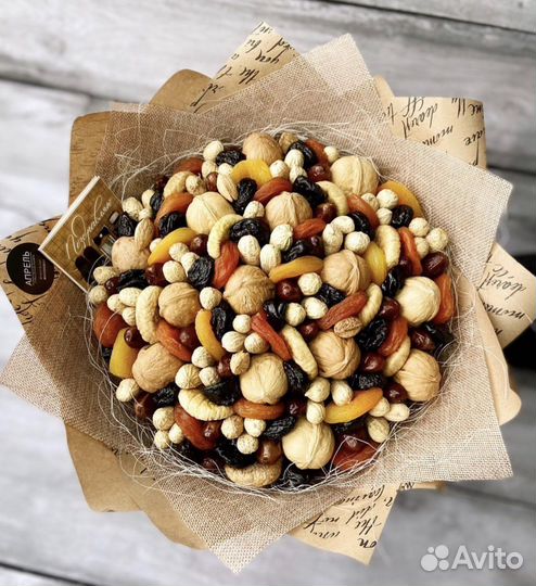 Букет из орехов