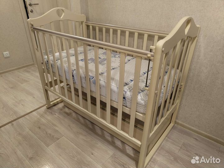 Детская кроватка с маятником