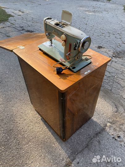 Швейная машинка с тумбой LADA