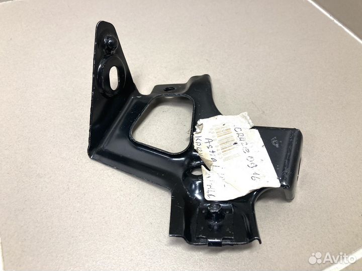 Кронштейн переднего лев крыла Chevrolet Cruze 09