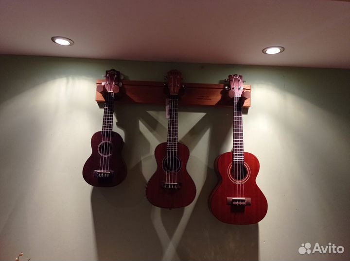 Держатель на три Укулеле настенный