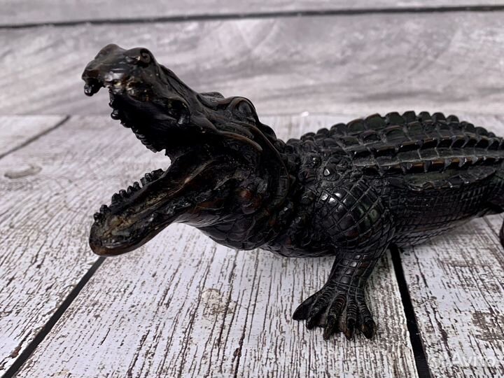 Сувенир фигурка крокодил из Индонезии
