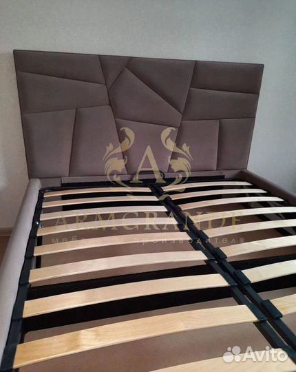 Кровать с подъемным механизмом