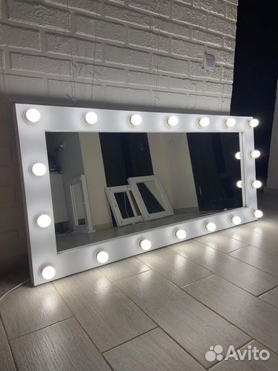 Гримерное зеркало с лампочками